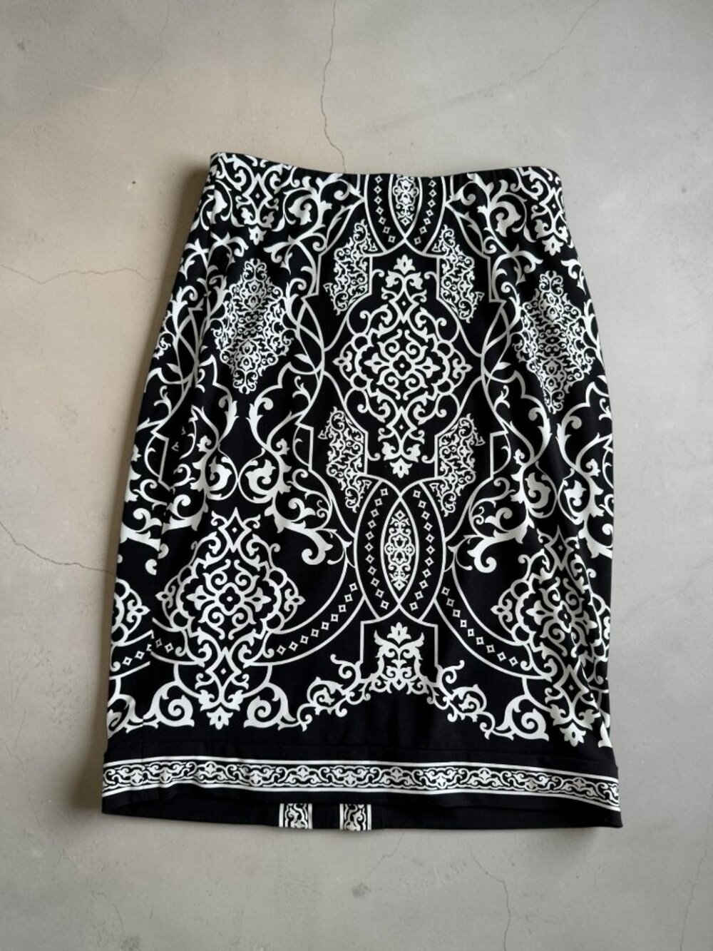 White House Black Market Black White Stencil Pencil Skirt Size 0
